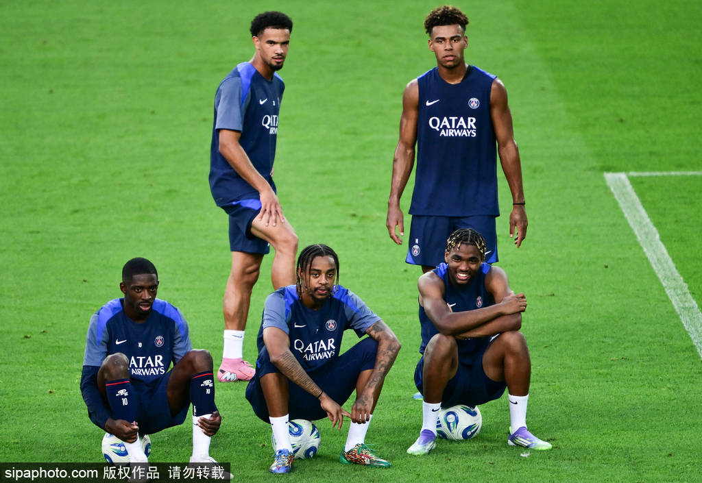 登贝莱险胜亚玛尔,荣膺2025年《十一人》金球奖